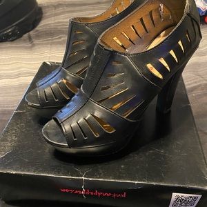 Pink & Pepper black toe out heels size 7.5